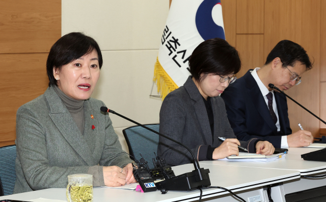 송미령 농림축산식품부 장관이 20일 정부세종청사 농식품부 대회의실에서 열린 언론 간담회에서 인사말을 하고 있다. 왼쪽부터 송 장관, 박수진 기획조정실장, 강형석 농업혁신정책실장. 연합뉴스