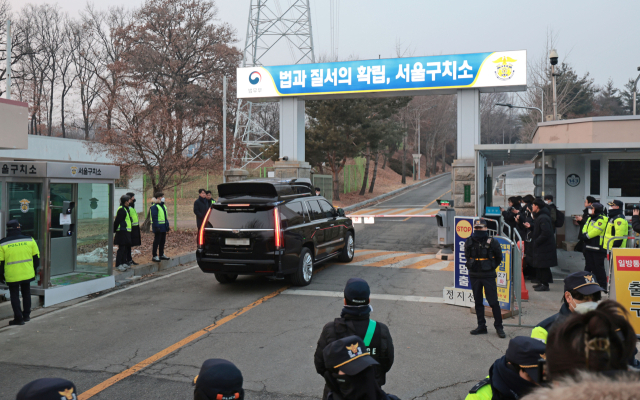 고위공직자범죄수사처가 윤석열 대통령이 수용된 서울구치소에 방문한 것으로 알려진 가운데 20일 경기도 의왕시 서울구치소에 경호 차량이 들어가고 있다. 연합뉴스