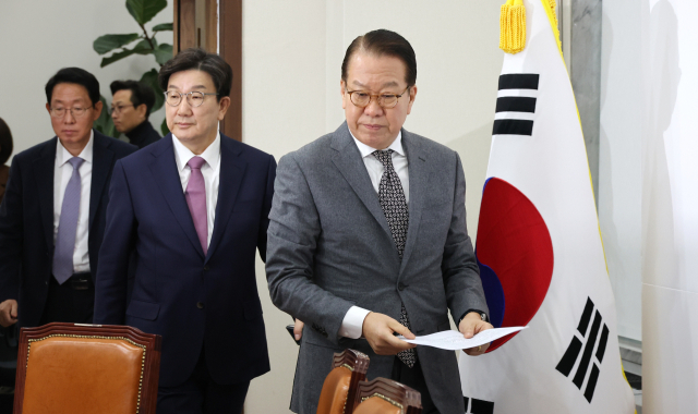 국민의힘 권영세 비상대책위원장(오른쪽)과 권성동 원내대표가 20일 국회에서 열린 비상대책위원회의에 입장하고 있다. 연합뉴스