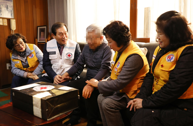 대한적십자사 대구지사(회장 박명수)는 설 명절을 앞둔 지난 20일 대구 수성구에 거주하는 91세의 고령 이산가족을 위로 방문했다고 밝혔다. 대구 적십자사 제공