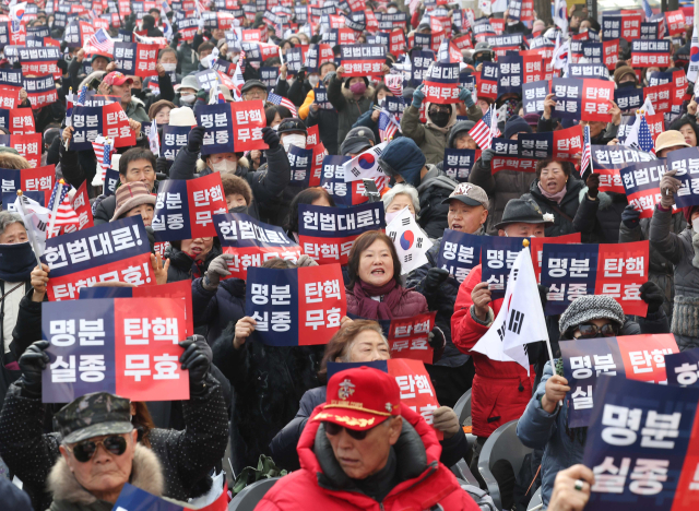 윤석열 대통령의 탄핵심판 3차 변론이 열리는 21일 서울 종로구 헌법재판소 인근에서 윤석열 대통령 지지자들이 집회를 열고 있다. 연합뉴스