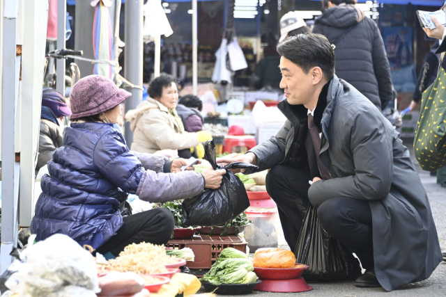 최재훈(오른쪽) 달성군수가 20일 현풍백년도깨비시장을 찾아 제수용품과 생활필수품을 구매하고 있다. 달성군 제공.