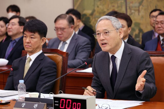 유인촌 문화체육관광부 장관이 21일 오전 국회 문화체육관광위원회 전체회의에서 발언하고 있다. 연합뉴스