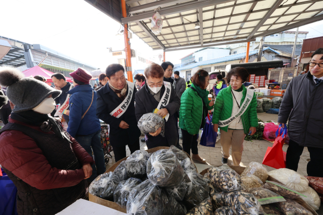 21일 김하수(가운데) 청도군수와 공무원들이 전통시장인 풍각장에서 설맞이 지역농산물 팔아주기 행사를 가졌다. 청도군 제공