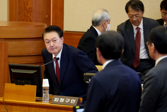 윤석열 대통령이 21일 오후 서울 종로구 헌법재판소에서 열린 탄핵심판 3차 변론에 출석하고 있다. 연합뉴스