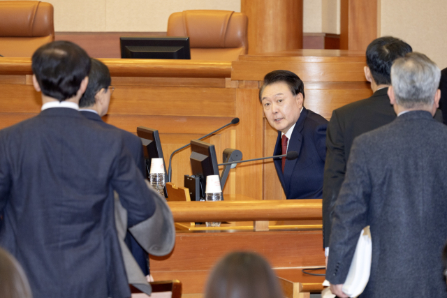 윤석열 대통령이 21일 오후 서울 종로구 헌법재판소에서 열린 탄핵심판 3차 변론에 출석하고 있다. 연합뉴스