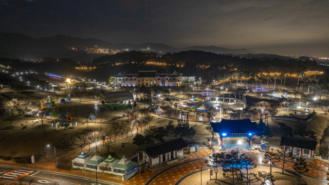 삼성현(三聖賢)역사문화공원은 한국 불교의 대중화를 이끈 원효대사,이두(吏讀)를 집대성한 설총 선생, 삼국유사를 저술한 일연선사 등 세 성현을 뜻을 전승하기 위해 개관했다.