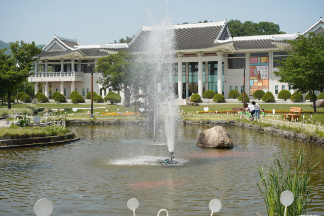 삼성현(三聖賢)역사문화공원은 한국 불교의 대중화를 이끈 원효대사,이두(吏讀)를 집대성한 설총 선생, 삼국유사를 저술한 일연선사 등 세 성현을 뜻을 전승하기 위해 개관했다.