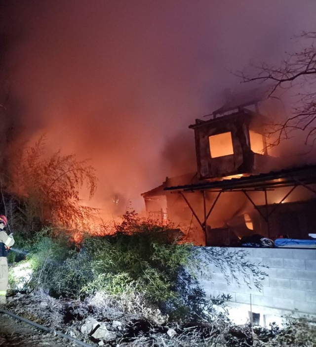 지난 21일 오후 포항시 북구 신광면 한 단독주택에서 발생한 화재를 소방대원들이 진화하고 있다. 포항북부소방서 제공.