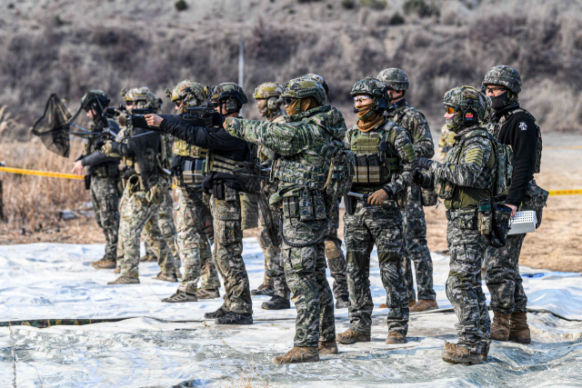 지난 20일 해병대 특수수색대대, 육군 특공연대와 툭수전학교, 공군 특수임무대대 장병들이 포항 수성사격장에서 합동 대테러 저격사격훈련 중 보조화기인 권총(K-5, Glock) 사격을 실시하고 있다. 해병대 1사단 제공.