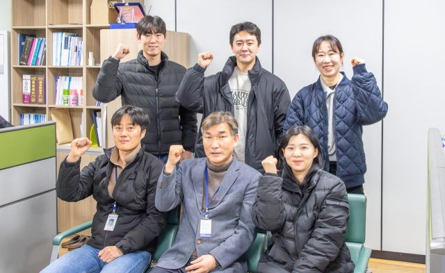 경북청 베스트 여청수사팀에 선정된 영주서 여청수사팀이 수상을 축하하며 파이팅을 외치고 있다. 영주서 제공