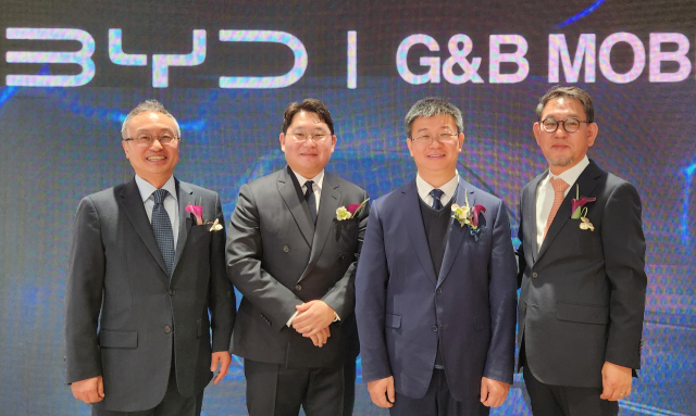 22일 지엔비 그룹 자회사 지엔비 모빌리티(G&B MOBILITY)가 수성구 동대구로에 BYD 대구 전시장을 개점했다. 사진은 왼쪽부터 조인철 BYD 승용부문 대표, 이민욱 지엔비 모빌리티 대표이사, 딩하이미아오 BYD코리아 대표, 이진백 지엔비그룹 회장. 이통원 기자 tong@imaeil.com