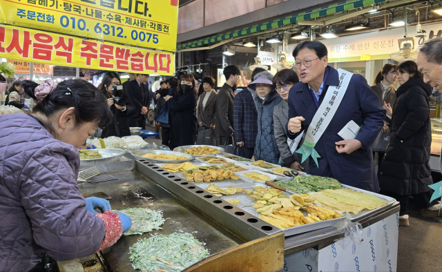 김대권 수성구청장은 22일 오후 신매동 신매시장을 찾아 장보기 행사를 진행했다. 수성구청 제공