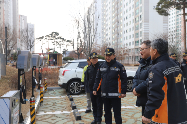 예천소방 관계자들이 지상으로 이전된 전기차 충전시설을 확인 및 점검하고 있다. 예천소방서 제공△