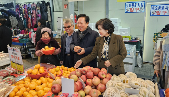 안동시는 설 명절을 앞두고 대대적인 전통시장 장보기 행사를 추진하고 있다. 사진은 권기창 시장과 부인 황순녀 여사 등이 안동구시장을 찾아 장보기 행사를 하는 모습. 안동시 제공