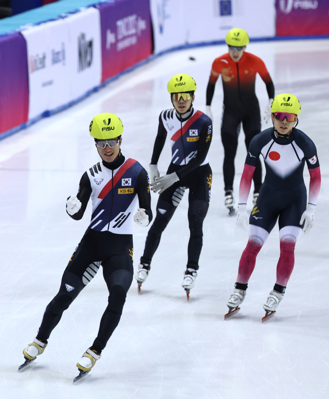 김태성(왼쪽)이 23일(현지시각) 열린 2025 토리노 동계 유니버시아드 쇼트트랙 남자 500ｍ 결승에서 가장 먼저 결승선을 통과한 뒤 주먹을 불끈 쥐며 기뻐하고 있다. 연합뉴스