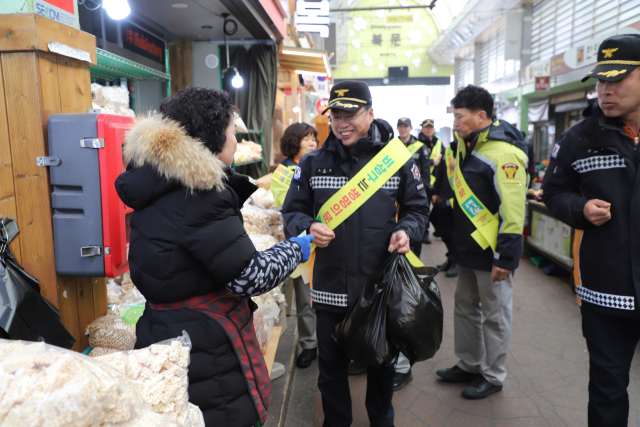 경북 구미소방서는 설 명절을 앞두고 새마을중앙시장 장보기 행사와 지역 내 행정복지센터를 방문하여 사회복지시설 위문금을 전달했다. 구미소방서 제공