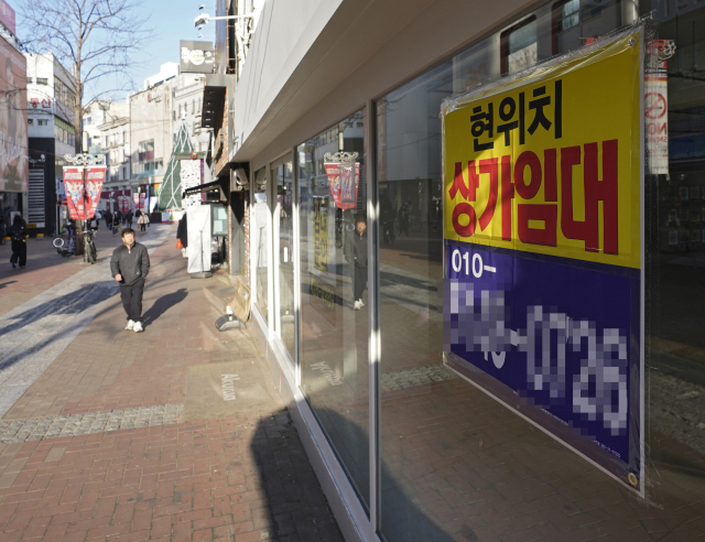 대구를 대표하는 상권인 동성로가 좀처럼 예전의 명성을 회복하지 못하고 있다. 지난 12일 동성로 상가 곳곳에 임대를 알리는 현수막이 붙어 있는 모습. 매일신문 DB