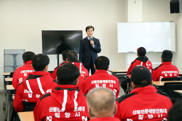 안병구 밀양시장이 산불대응센터를 방문해 진화대원을 격려하고 있다. 밀양시 제공