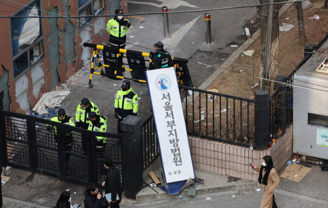 윤석열 대통령이 내란 우두머리 혐의로 구속되자 일부 윤 대통령 지지자들이 서울서부지방법원 내부로 난입해 불법폭력사태를 일으킨 19일 오후 서부지법 현판이 파손돼 있다. 연합뉴스