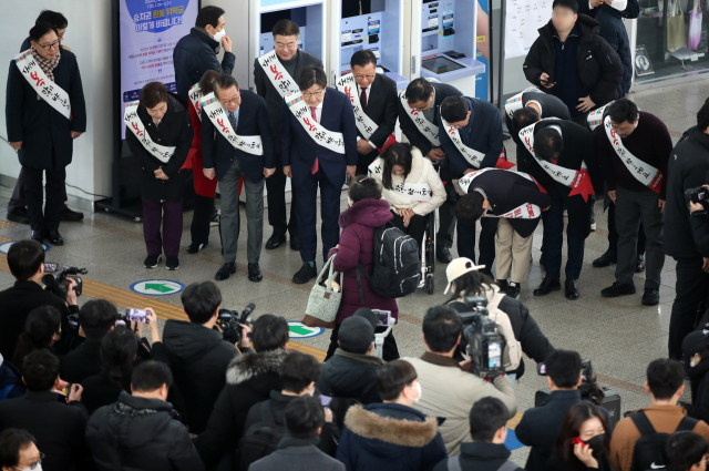 국민의힘 권영세 비상대책위원장, 권성동 원내대표 등이 설 연휴를 앞둔 24일 오전 서울역에서 시민들에게 귀성인사를 하고 있다. 연합뉴스