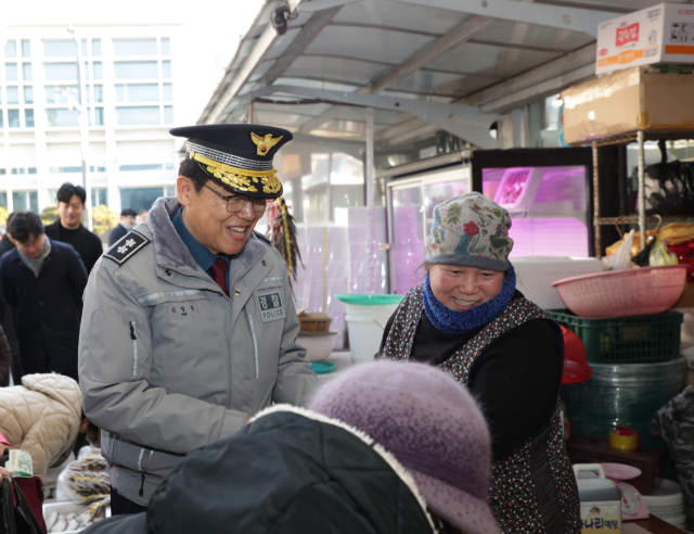 24일 청송 전통시장을 찾은 김철문 경북경찰청장이 치안 현장을 점검하고 특별방범 근무 중인 직원들을 격려했다. 경북경찰청 제공