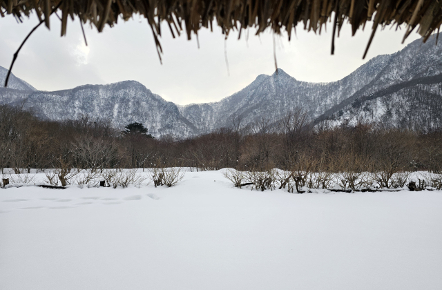 투막집 문턱에 앉아 밖을 보니 부모를 기다리는 아이의 심정을 알겠다. 이 집의 아이들은 가족을 기다리며 나이를 먹었을 것이다.