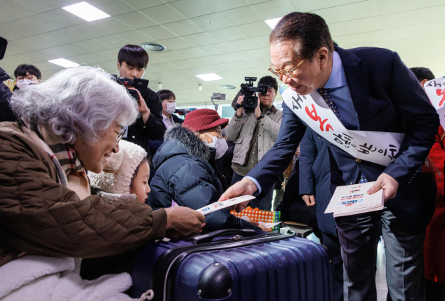 국민의힘 권영세 비상대책위원장이 24일 오전 서울역에서 설 귀성 인사를 하고 있다. 연합뉴스