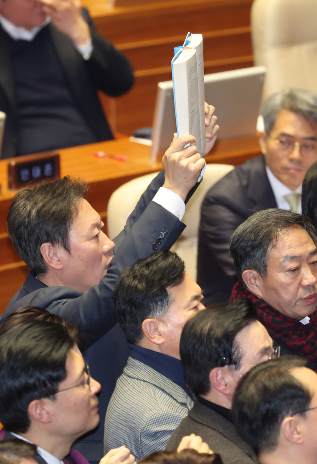 국민의힘 박수민 의원이 27일 오후 국회 본회의에서 한덕수 국무총리 탄핵소추안 투표가 진행되는 동안 