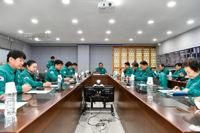 박남서 영주시장과 시의원들이 시청 상황실에 모여 안전대책을 점검했다. 영주시 제공