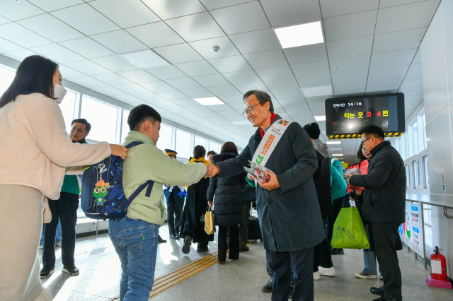 박남서 영주시장이 고향을 찾는 귀성객들에게 반갑게 인사를 나누고 있다. 영주시 제공