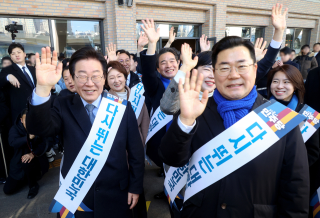 더불어민주당 이재명 대표, 박찬대 원내대표 등이 24일 오전 서울 서초구 고속버스터미널에서 설 귀성 인사를 하고 있다. 연합뉴스