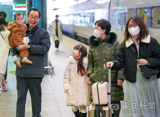 설 명절을 앞둔 26일 동대구역에서 귀성한 가족을 마중 나온 할아버지가 손자를 안아주고 있다. 안성완 기자 asw0727@imaeil.com