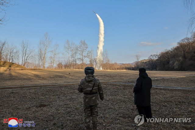 북한 미사일총국은 25일 김정은 국무위원장이 참관한 가운데 해상(수중)대지상전략순항유도무기시험발사를 진행했다. 연합뉴스