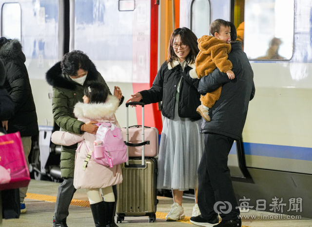 설 명절을 앞둔 26일 동대구역에서 귀성한 가족을 마중 나온 할아버지와 할머니가 손주를 안아주고 있다. 안성완 기자 asw0727@imaeil.com