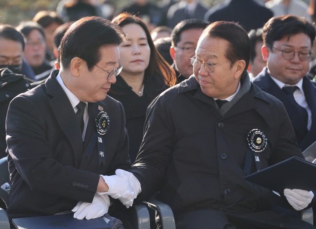 국민의힘 권영세 비상대책위원장과 더불어민주당 이재명 대표(왼쪽)가 3일 오전 서울 여의도 국회에서 열린 김수한 전 국회의장 국회장 영결식에서 악수하고 있다. 연합뉴스