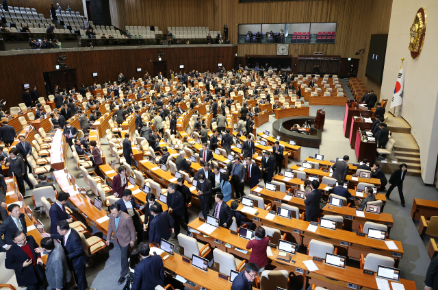 17일 국회 본회의에서 윤석열 정부의 내란·외환 행위의 진상규명을 위한 특별검사 임명 등에 관한 법률안 상정을 앞두고 여야가 합의하기 위해 정회되자 의원들이 회의장을 나서고 있다. 연합뉴스