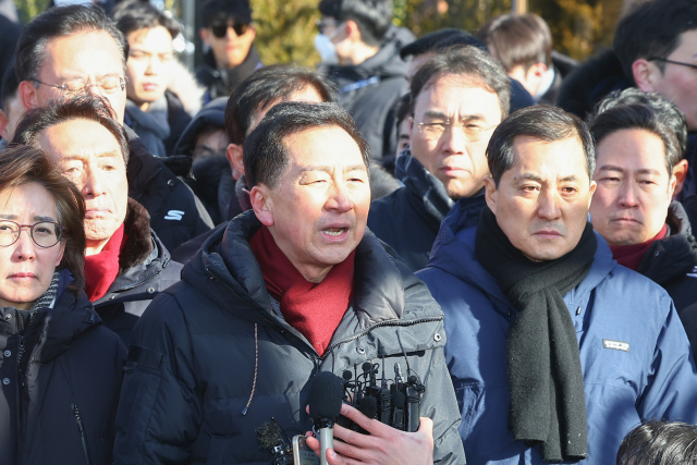 고위공직자범죄수사처(공수처)와 경찰이 윤석열 대통령에 대한 2차 체포영장 집행에 나선 15일 서울 용산구 한남동 대통령 관저 입구에서 국민의힘 김기현 의원이 발언하고 있다. 연합뉴스