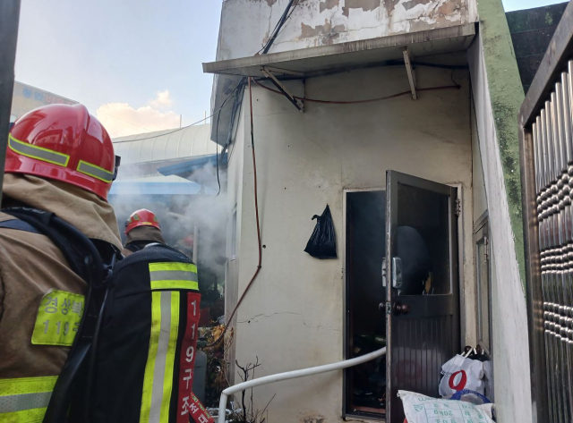 지난 28일 오후 포항시 북구 죽도동 한 단독주택에서 발생한 화재를 소방대원들이 진화하고 있다. 경북소방본부 제공.