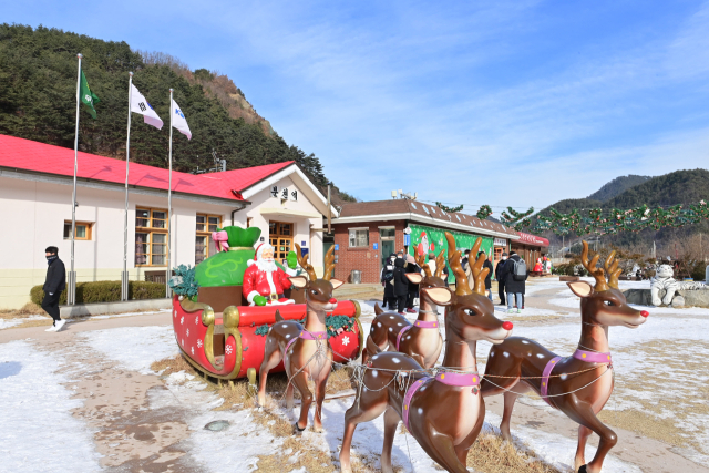 봉화 분천산타마을이 겨울축제로 물들이고 있다. 봉화군 제공