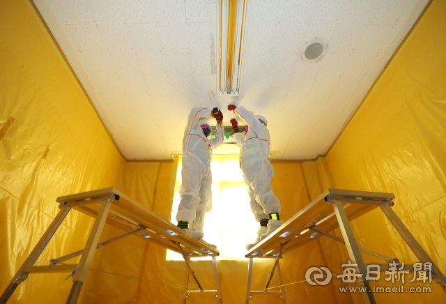 철거 업체 직원들이 한 고등학교 기숙사를 완전 밀폐한 채 천장 석면 제거 작업을 준비하고 있다. 매일신문 DB