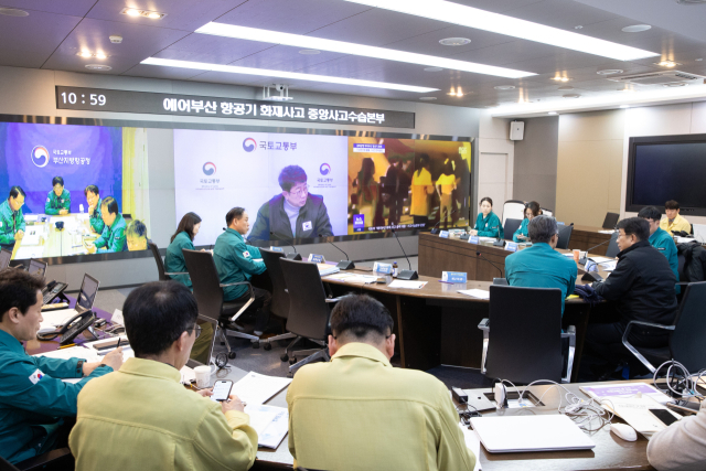 박상우 국토교통부 장관이 29일 오전 정부세종청사에서 열린 김해공항 에어부산 여객기 화재 사고 관련 중앙사고수습본부 회의를 주재하고 있다. 연합뉴스