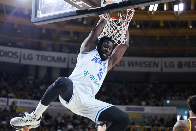 대구 한국가스공사 페가수스의 유슈 은도예가 30일 창원체육관에서 열린 2024-2025 KBL 4라운드 창원 LG 세이커스와의 경기 도중 덩크를 터뜨리고 있다. KBL 제공