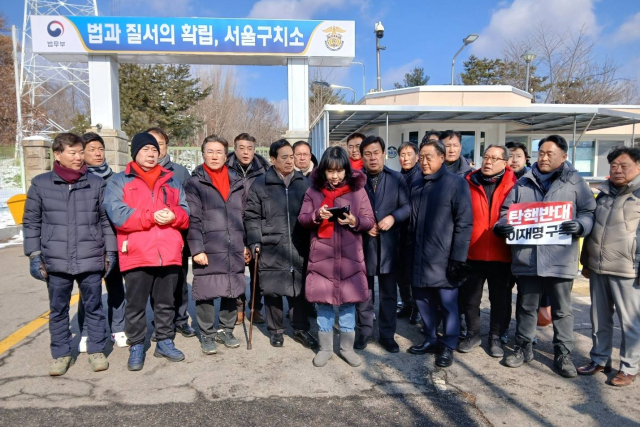 '옥중정치' 尹, 세 결집·대야 반격 나서나…내주 與· 대통령실 참모 면회