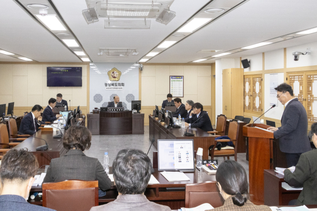 경상북도의회 농업대전환특별위원회가 지난 23일 경북도 농축산유통국으로부터 올해 추진하는 주요사업 등에 대해 보고를 받는 모습. 경북도의회 제공