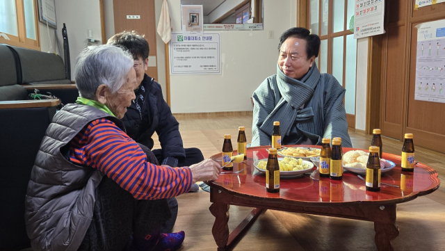 권기창 안동시장은 지난 30일 설 명절을 맞아 지역의 장수 어르신들을 찾아 새해 인사를 드렸다. 사진은 107세인 서구동 김시향 어르신과 덕담을 나누는 모습. 안동시 제공