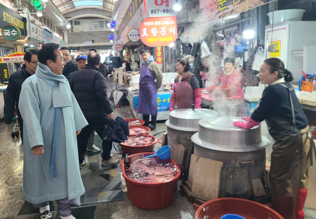 권기창 안동시장은 설 명절 연휴 기간 동안 안동지역 전통시장을 찾아 지역 민심을 살폈다. 안동시 제공