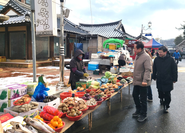 권기창 안동시장은 설 명절 연휴 기간 동안 안동지역 전통시장을 찾아 지역 민심을 살폈다. 안동시 제공