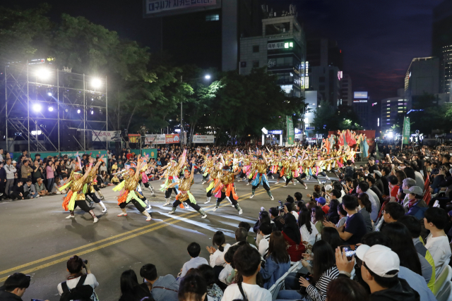 과거 진행됐던 파워풀퍼레이드 경연 팀의 퍼레이드 모습. 대구문화예술진흥원 제공