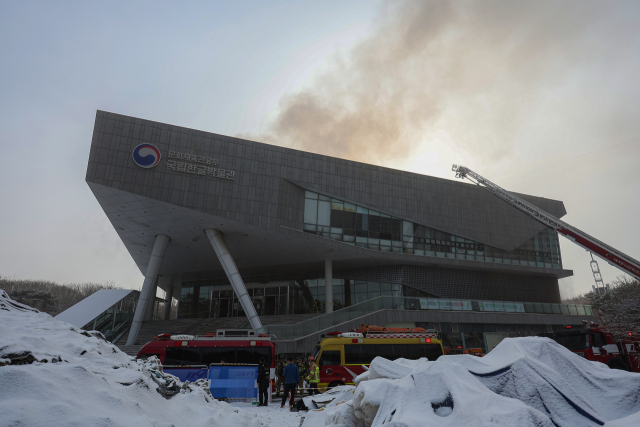 1일 오전 서울 용산구 국립한글박물관에서 화재가 발생해 소방관들이 진화 작업을 펼치고 있다. 용산구청과 소방당국에 따르면 화재는 박물관 옥상에서 발생했으며, 많은 연기가 발생 중이다. 연합뉴스